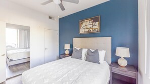 1 slaapkamer, een bureau, een strijkplank/strijkijzer, wifi