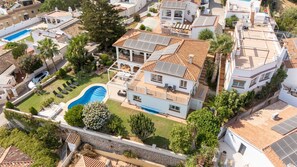 A residential property with a swimming pool, solar panels, and a garden. - Spacious 3BR Villa with Pool and Sea Views (Fuengirola)