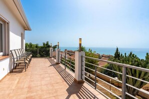 Terrace/patio - Spacious 3BR Villa with Private Pool and Sea Views (Fuengirola)