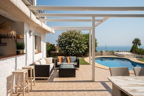 A heated pool - Spacious 3BR Villa with Pool and Sea Views (Fuengirola)