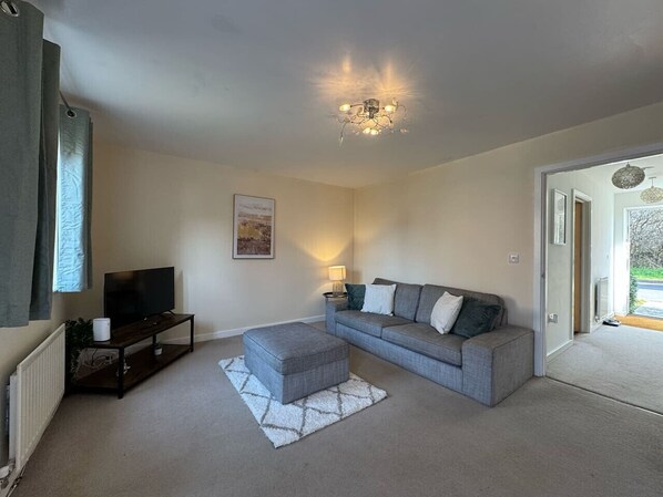 Smart TV - Hanwell House SN25 Long Stays Sleep 5 Free Parking (Swindon)