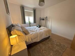 3 bedrooms, desk, free WiFi, bed sheets