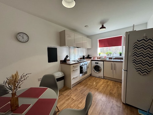 Hanwell House SN25 Long Stays Sleep 5 Free Parking