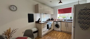 Hanwell House SN25 Long Stays Sleep 5 Free Parking