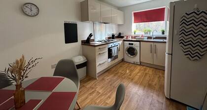 Hanwell House SN25 Long Stays Sleep 5 Free Parking