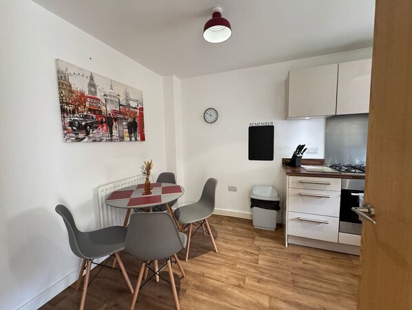 Dining - Hanwell House SN25 Long Stays Sleep 5 Free Parking (Swindon)