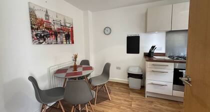 Hanwell House SN25 Long Stays Sleep 5 Free Parking