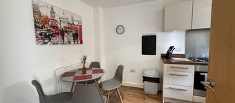 Hanwell House SN25 Long Stays Sleep 5 Free Parking
