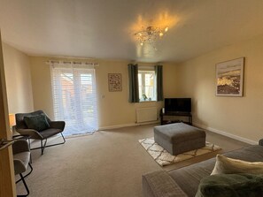 Smart TV - Hanwell House SN25 Long Stays Sleep 5 Free Parking (Swindon)