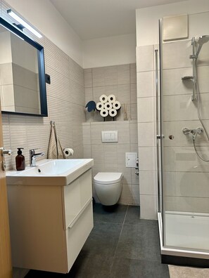 Douche, sĂšche-cheveux, serviettes fournies, savon