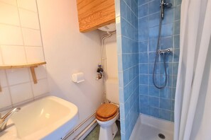 Shower - Slope-Side Stay for Two Guests (Les Deux Alpes)