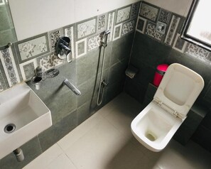Douche, articles de toilette gratuits, serviettes fournies, savon