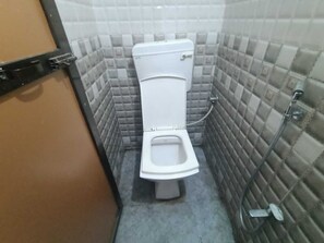 Ducha, artículos de tocador gratuitos, toallas, jabón