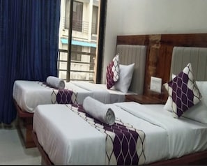 Quarto quádruplo luxo | 1 quarto, Wi-Fi de cortesia