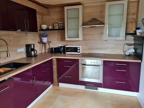 Réfrigérateur, plaque de cuisson, lave-vaisselle, cafetière/bouilloire