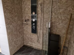 Shower, hair dryer, towels, soap - 42a.vacation in Bavaria near Pullmancity. Nature with garden... Summer winter vacation (Windorf)