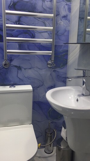 Deluxe Double Room, Bay View | Bathroom