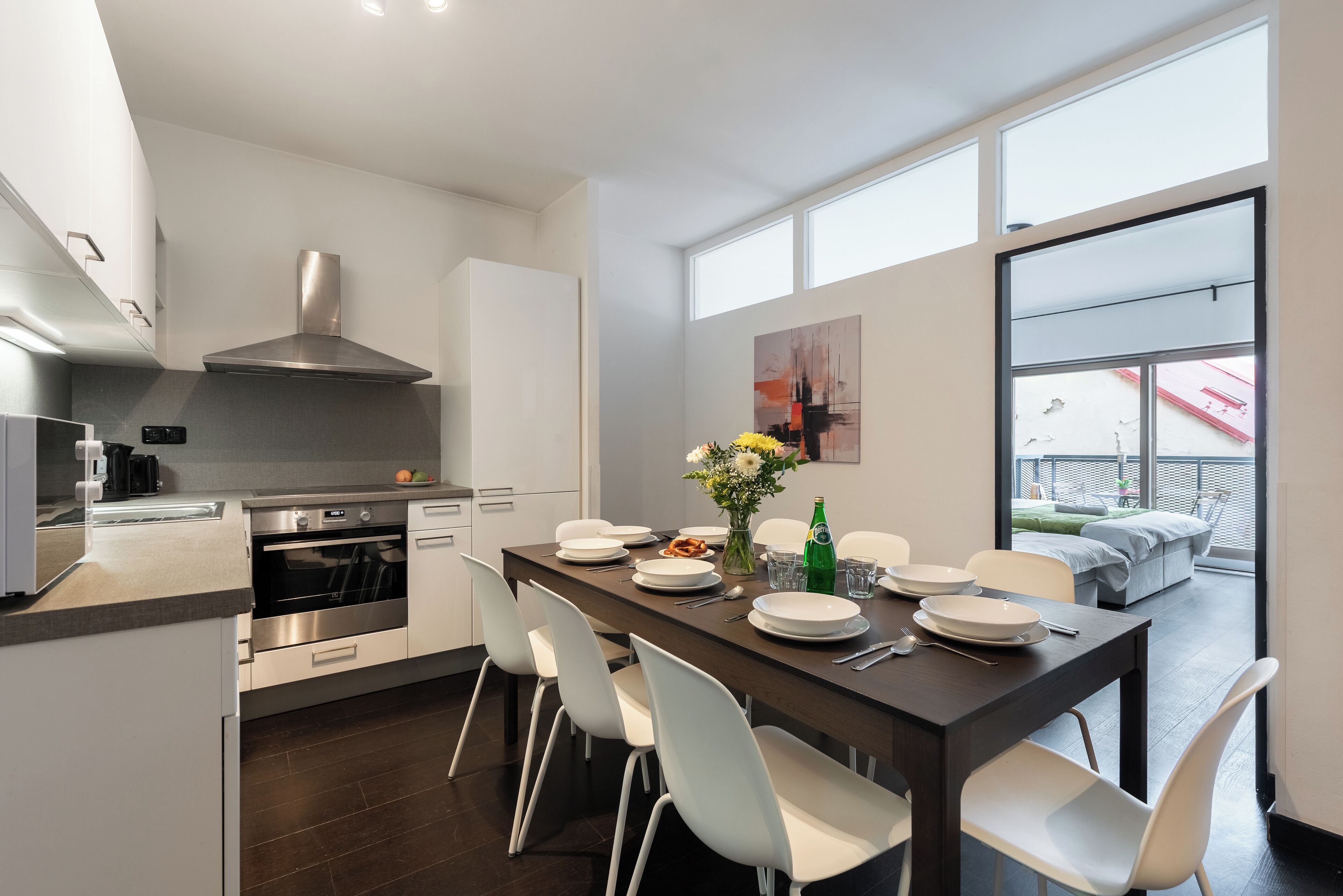 Căn hộ tiện nghi đơn giản, ban công, quang cảnh sân vườn | Khu phòng khách | TV LCD 40-inch có truyền hình cáp 