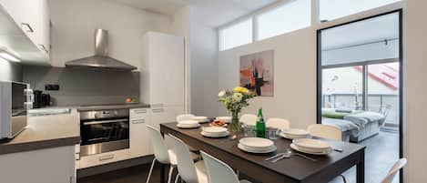 Căn hộ tiện nghi đơn giản, ban công, quang cảnh sân vườn | Khu phòng khách | TV LCD 40-inch có truyền hình cáp