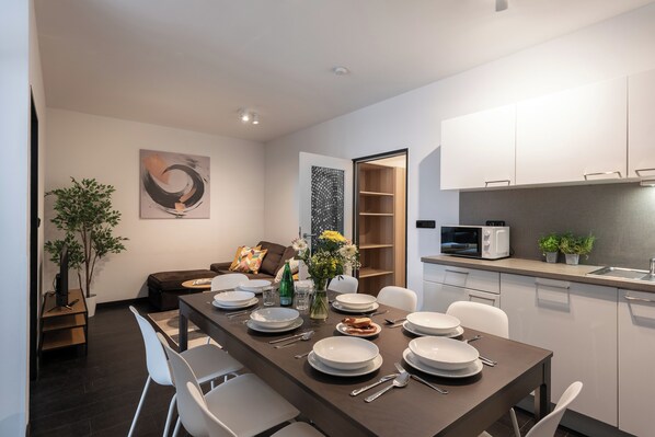 Appartement Confort, balcon, vue sur la cour intérieure | Cuisine privée | Bouilloire électrique, essuie-tout, table de salle à manger