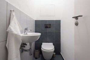 LÀgenhet Comfort - balkong - utsikt mot innergÄrden | Badrum