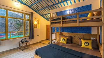 Deluxe Triple Room with Balcony and Mountain View