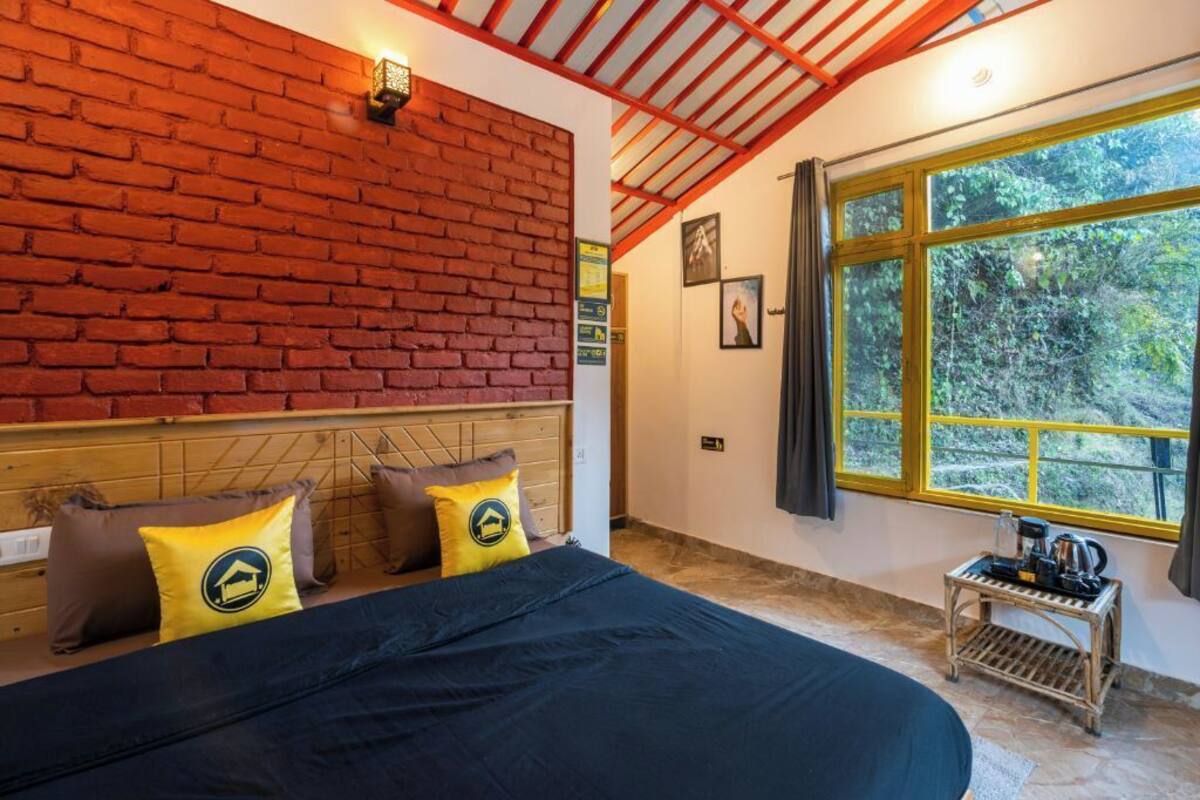 Soundproofing, free WiFi, bed sheets