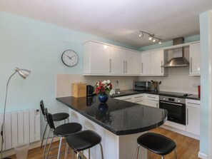 Cottage | Private kitchen | Cookware/dishes/utensils - 1 Oakley Wharf (Porthmadog)