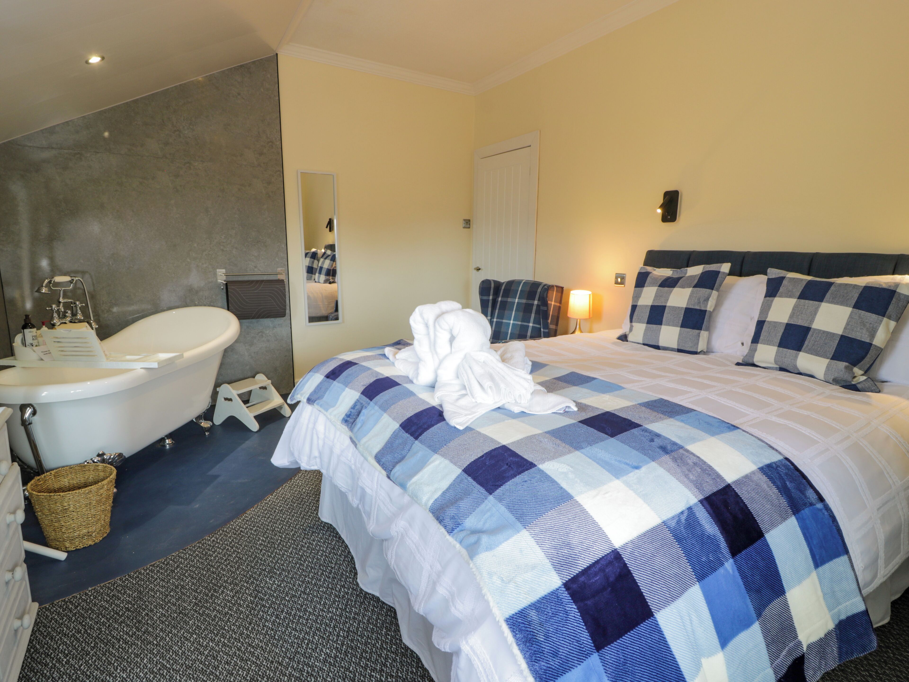 3 habitaciones, decoración personalizada y muebles diferentes 