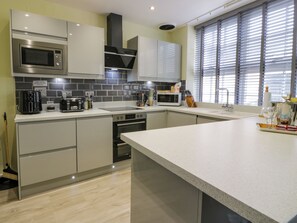 Lave-vaisselle, batterie de cuisine, vaisselle et ustensiles