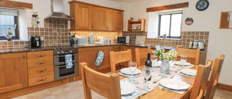 Lave-vaisselle, batterie de cuisine, vaisselle et ustensiles