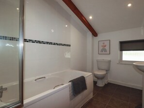 A bathroom with a bathtub, toilet, and sink. - Trenethick (Truro)