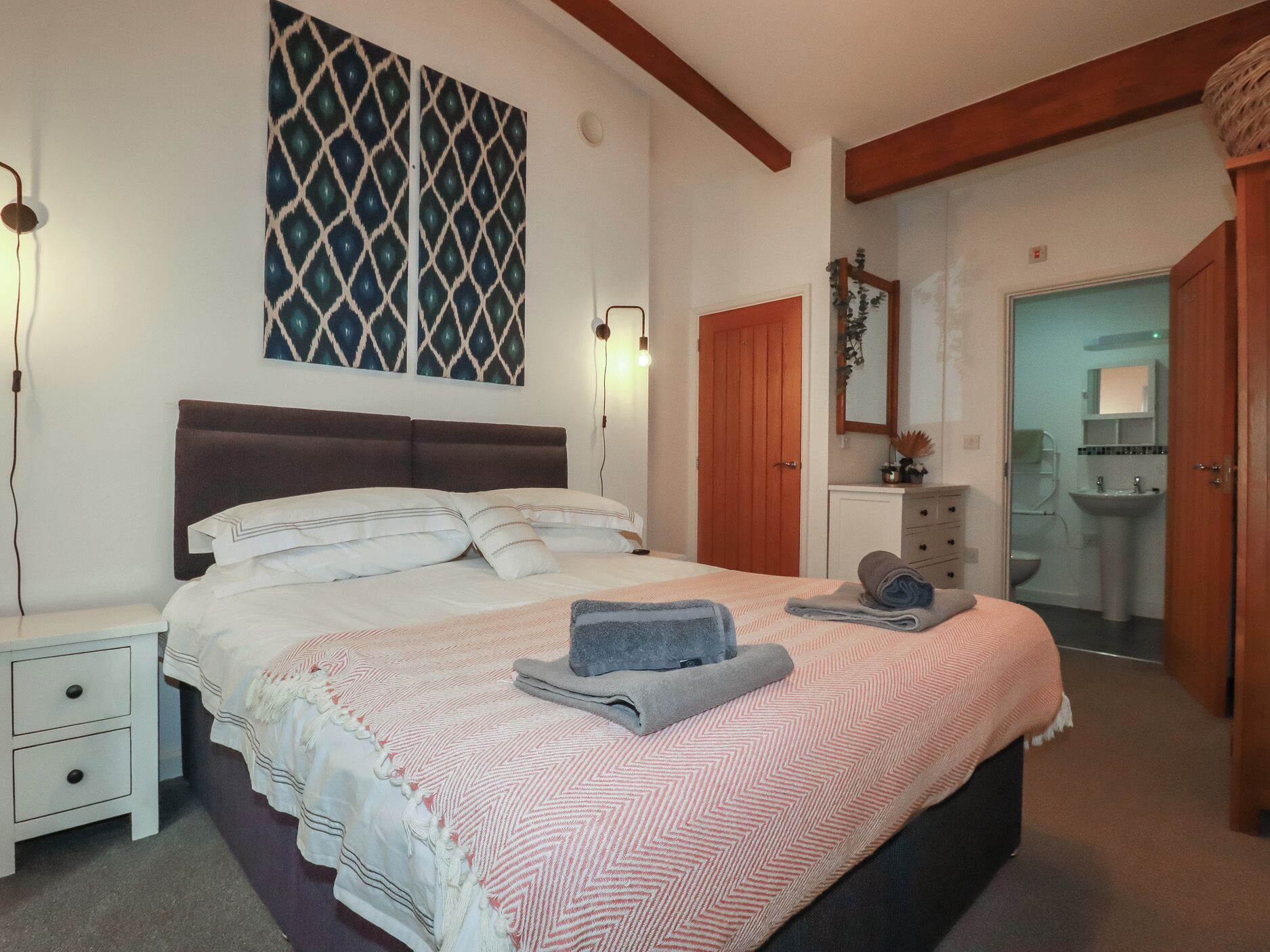 2 bedrooms, individually decorated, individually furnished, free WiFi