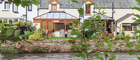 คอทเทจ | บริเวณภายนอก