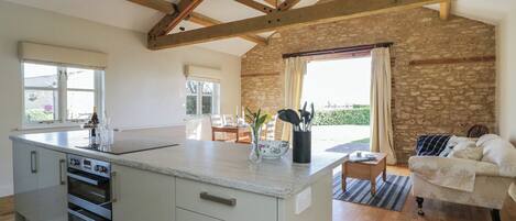 Lave-vaisselle, batterie de cuisine, vaisselle et ustensiles