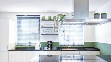 Een koelkast, een magnetron, een oven, een vaatwasser