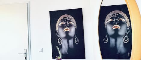 Habitación básica, vista al jardín | Tabla de planchar con plancha y ropa de cama