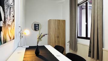 Basic-Zimmer, Gartenblick | Bügeleisen/Bügelbrett, kostenloses WLAN, Bettwäsche