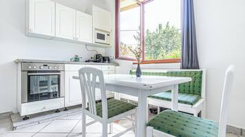 Basic Room, Garden View | Shared kitchen