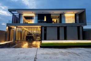 Exterior - Modern Luxury Villa 5BR with Private Pool in Pattaya 1 Minutes to the Beach (เมืองพัทยา)