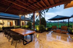 ลักซ์ชัวรี่วิลล่า | ห้องรับประทานอาหาร