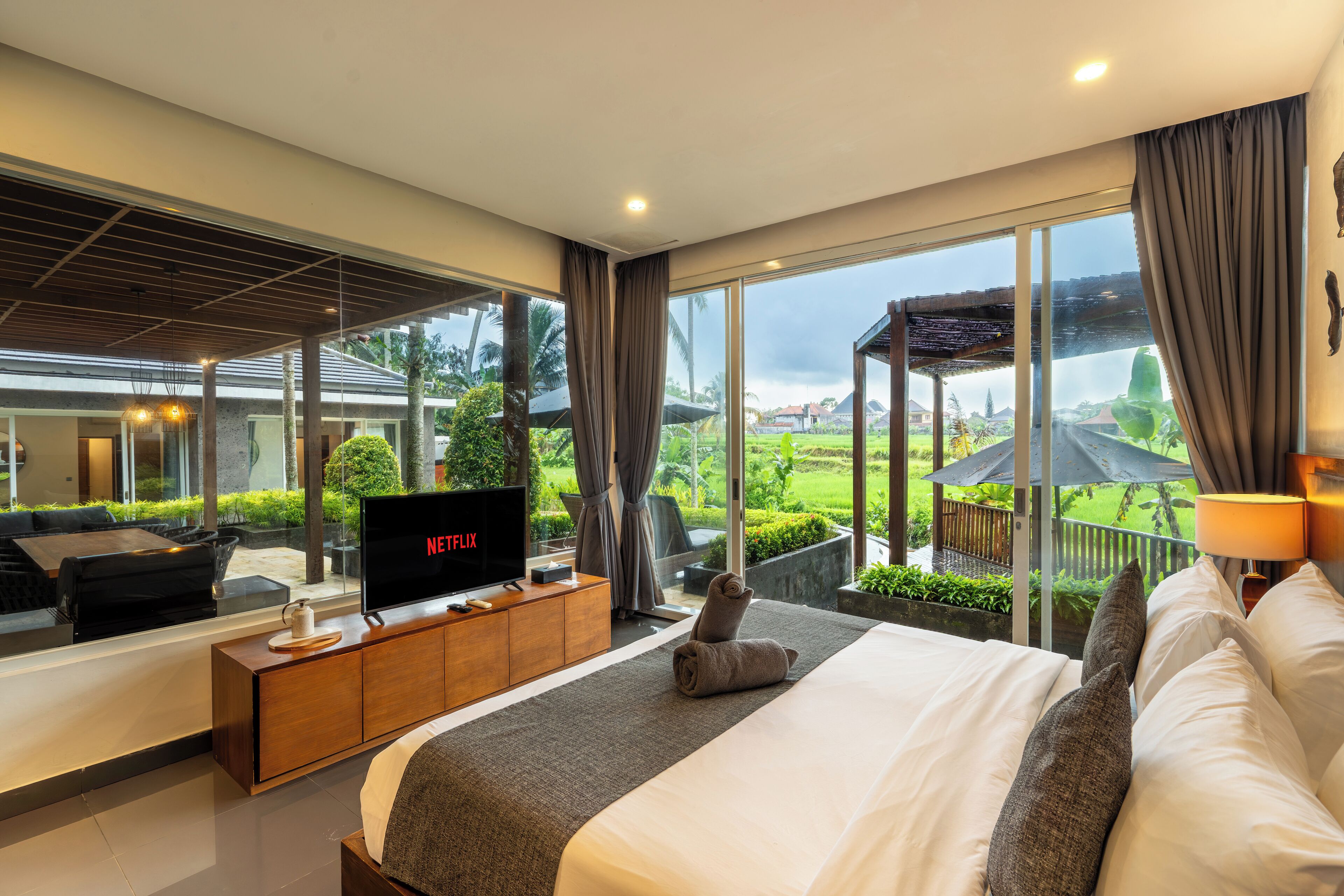 3 chambres, fer et planche à repasser