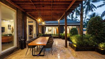 Luxury Villa | Dining room