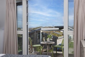 4 bedrooms, desk, iron/ironing board, internet