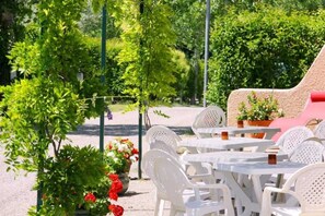 Outdoor dining - Camping 3 étoiles - ccaffea (Montolieu)