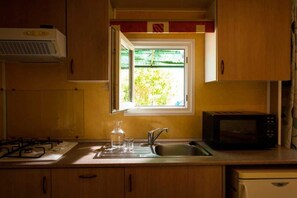 Réfrigérateur, micro-ondes, plaque de cuisson