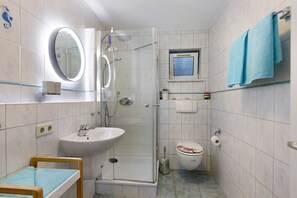 Dusj, hårføner og håndklær