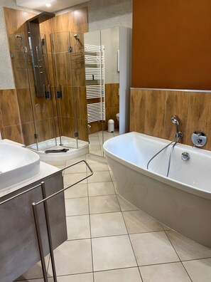 Shower, hair dryer, towels - Apartment 'Nr 1' with Wi-Fi (Schwelm)