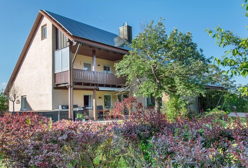 Ferienwohnung 'Apfelblüte' mit Bergblick, Balkon und Wi-Fi