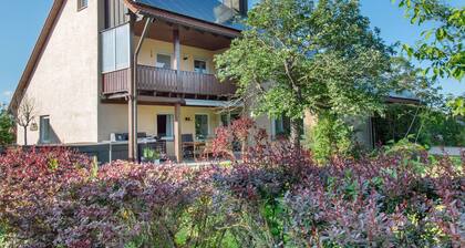 Ferienwohnung 'Apfelblüte' mit Bergblick, Balkon und Wi-Fi